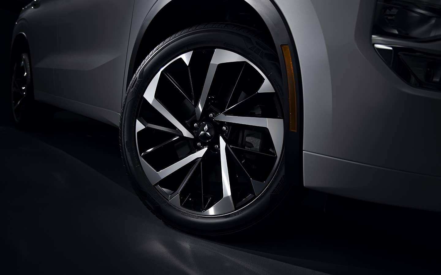 2024 / 2025 Mitsubishi Outlander PHEV SUV tire